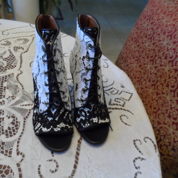 New Givenchy Black Leather w/White Lace Overlay Lace Up Heeled AnkleBoots Size 8 - Picture 3 of 16